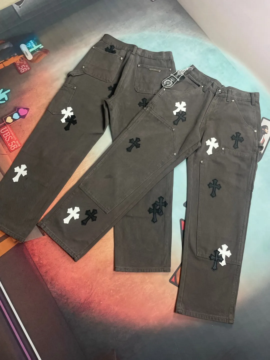 🅿️290 🔘Style number-KL128 🔘Chrome Hearts𝐂𝐡𝐫𝐨𝐦𝐞 𝐇𝐞𝐚𝐫𝐭 Matty Boy Sex Records series Cross black and white patchwork leather lumberjack jeans* Chrome Hearts Matty Boy Sex Records The patchwork leather jeans series is a masterpiece of fashion craftsmanship. It is made of beaded canvas fabric, which has been carefully crafted through heavy washing process, giving the fabric an extremely complex and unique texture, and the upper body has an extraordinary texture. In terms of shape shaping, precise three-dimensional cutting is used to present straight and neat lines, adapting to various body shapes. In terms of accessories, the hardware is customized from ZP (YKK sub-brand) and is of high quality. After being washed, beaded canvas not only becomes thicker, but also has a soft touch and excellent breathability, which greatly enhances the wearing experience. The details are full of ingenuity. The customized small leather label is exquisitely designed, the overall design is unique, and the workmanship is meticulous. Every trace is neat and meticulous, and the details are handled to the extreme. This pair of jeans perfectly integrates multiple fashion elements and breaks gender barriers. It can be easily worn by both men and women and is extremely trendy. Comparable to the Croxin double knee cross leather B01 logging pants and straight overalls B136, they are also extremely luxurious, with a market value of up to 1.9W. They are distinctively characterized by patchwork cross flower embellishment and high-waist washing technology. They embody top-notch heavy-duty craftsmanship and have become a highly sought-after focus item in the fashion industry. As a fashion brand that exudes a rich and luxurious atmosphere, Croxin is known as a high-street aristocrat and is favored by fashionistas and the rich second generation. Compared with ordinary high-street brands, it is more luxurious and noble; compared with traditional luxury brands, it has a bit more fashion personality and unique charm, making it the best choice for fashionistas. Specific to this pair of jeans, they are made of imported denim fabric, with custom-made silver-plated Crow heart buttons. The crosses are hand-embroidered from first-layer sheepskin, and blended into a variety of rare leather materials such as horse hair, sheepskin, and suede. There are a total of 26 genuine leather crosses on the whole pants, giving them a full sense of luxury. After repeated washing, the fabric becomes more delicate and breathable, making it easy to adapt to various styles. The buttons and zippers are made of genuine YKK vintage metal products, and the front knees are reinforced with double-layer canvas. Every hardware is carefully selected, and the details are exquisitely processed, fully demonstrating Croxin's excellent craftsmanship and cutting-edge fashion taste.  Size: S M L XL XXL (28.30.32.34.36) Color: Dark Gray